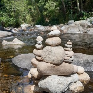 Cairns de galets dans la rivière en Ardèche - Les Jardins de Maitreya