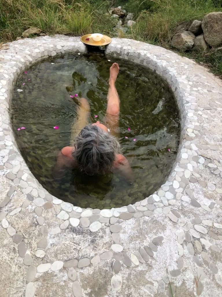 Immersion dans la baignoire cosmique - eau régénérée en Ardèche