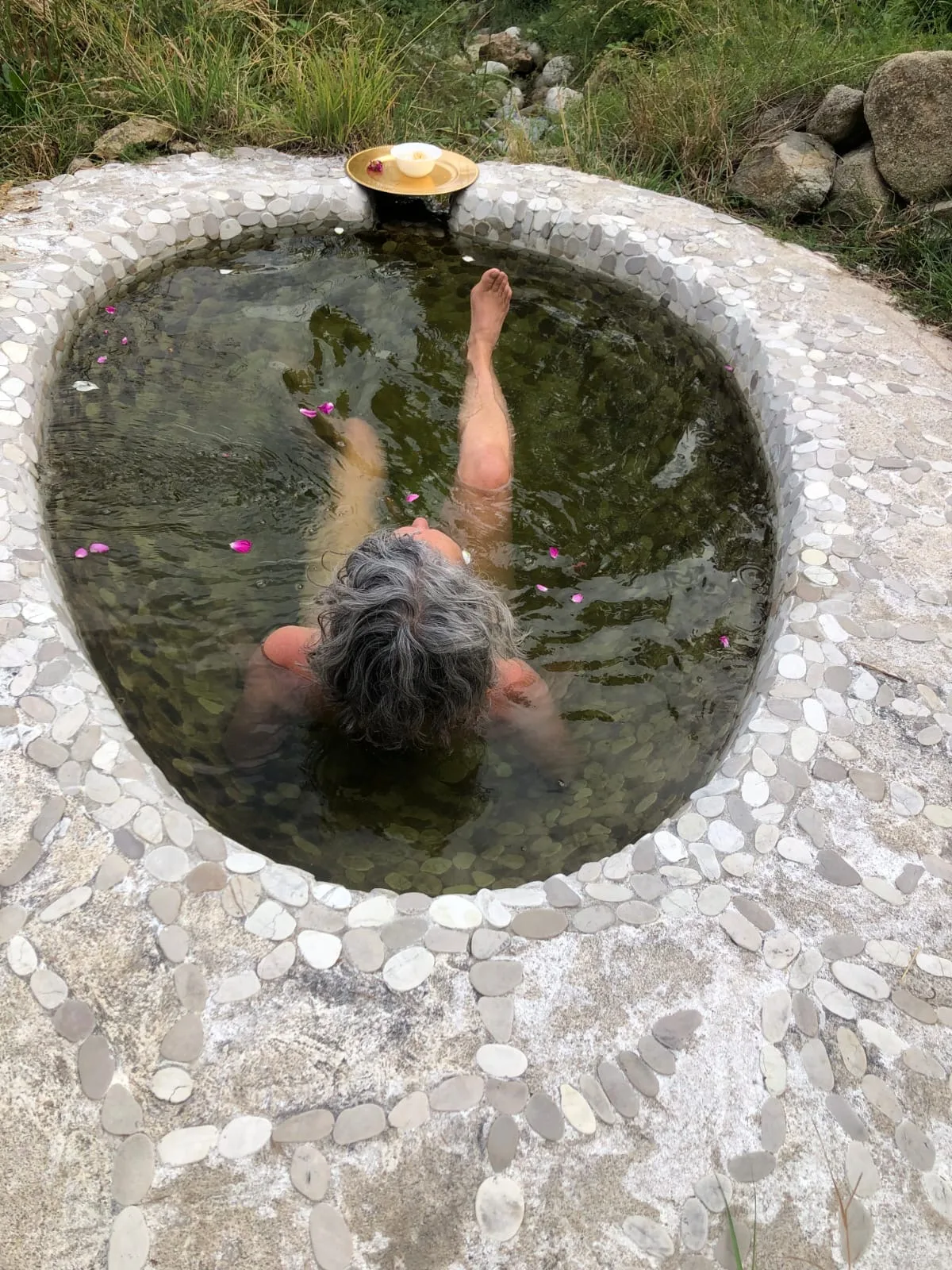 Immersion dans la baignoire cosmique - eau régénérée en Ardèche