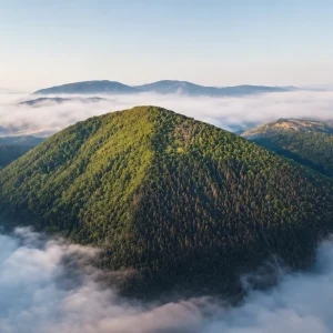 Pyramide du Soleil de Visoko au-dessus des nuages - Bosnie