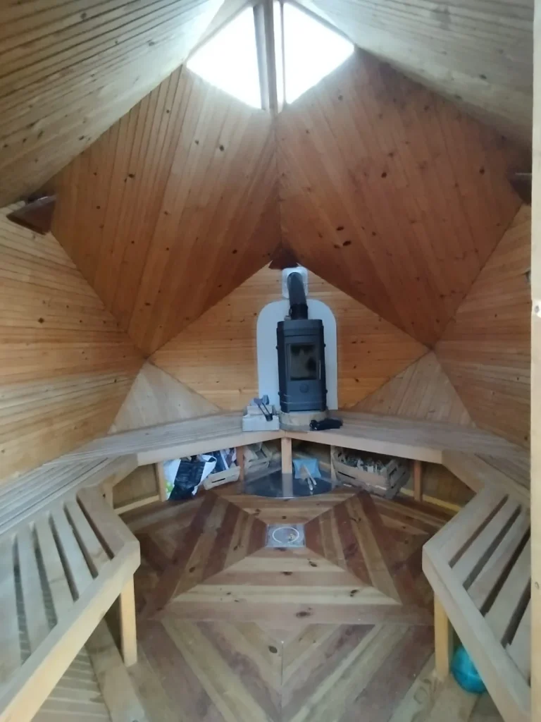Intérieur du sauna Zome en bois - Les Jardins de Maitreya, Ardèche