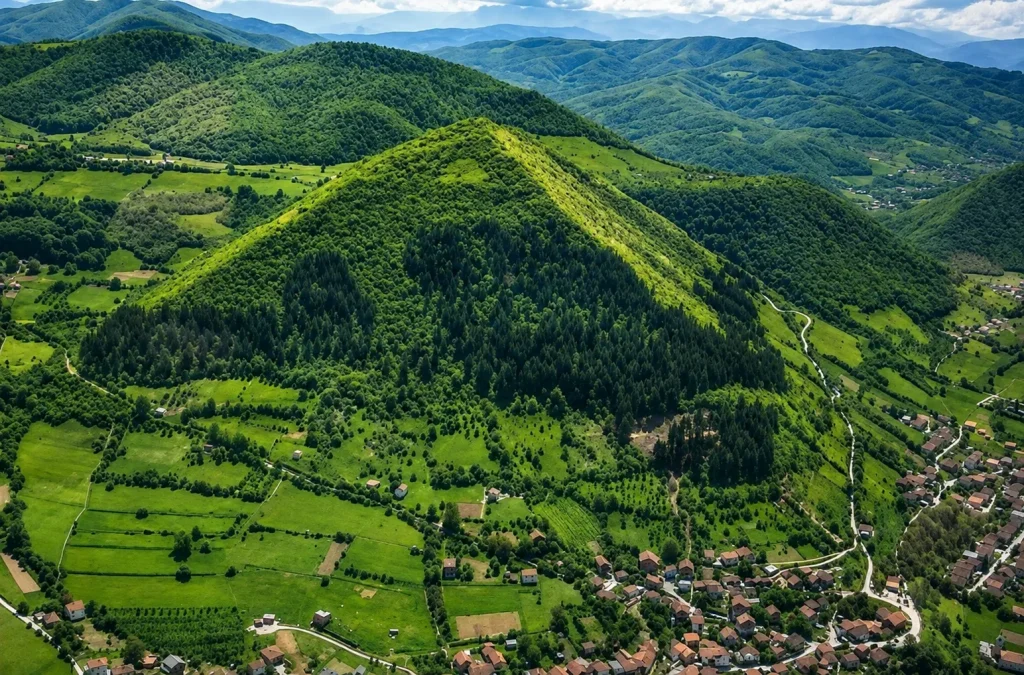 Pyramide du Soleil de Visoko (Bosnie) vue du ciel, colline boisée en forme de pyramide