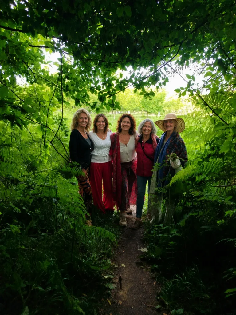 Stage en pleine nature - groupe en forêt - Les Jardins de Maitreya, Ardèche